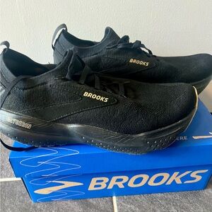 Brooks women’s Black Glycerin Stealth Fit size 9 barely worn